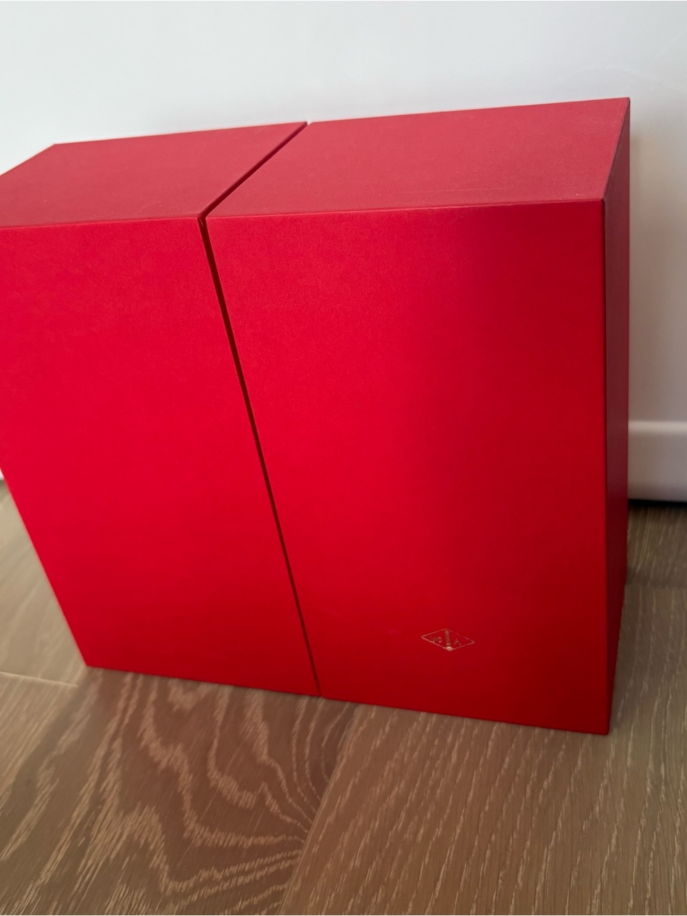 Van Cleef & Arpels Lunar New Year Red and Gold Gift Box Display & Envelopes - Picture 12 of 15